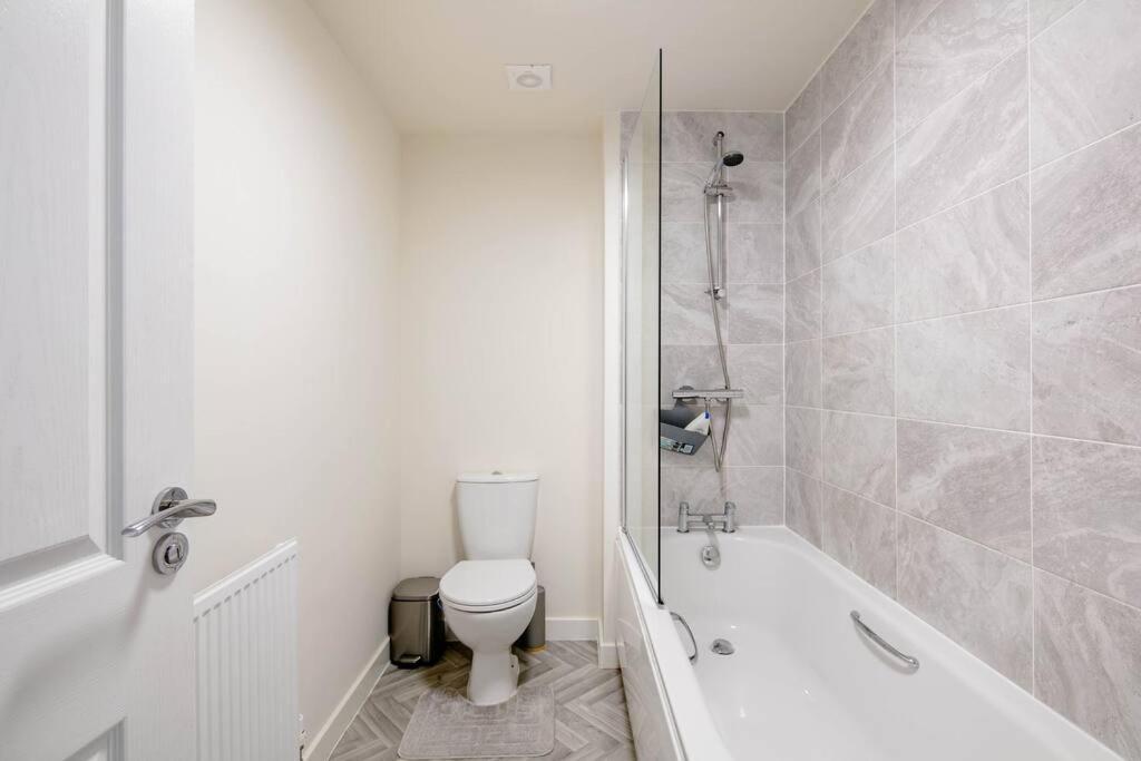Stunning Private Room In A Home - Bathroom & Parking! Salford  Bagian luar foto