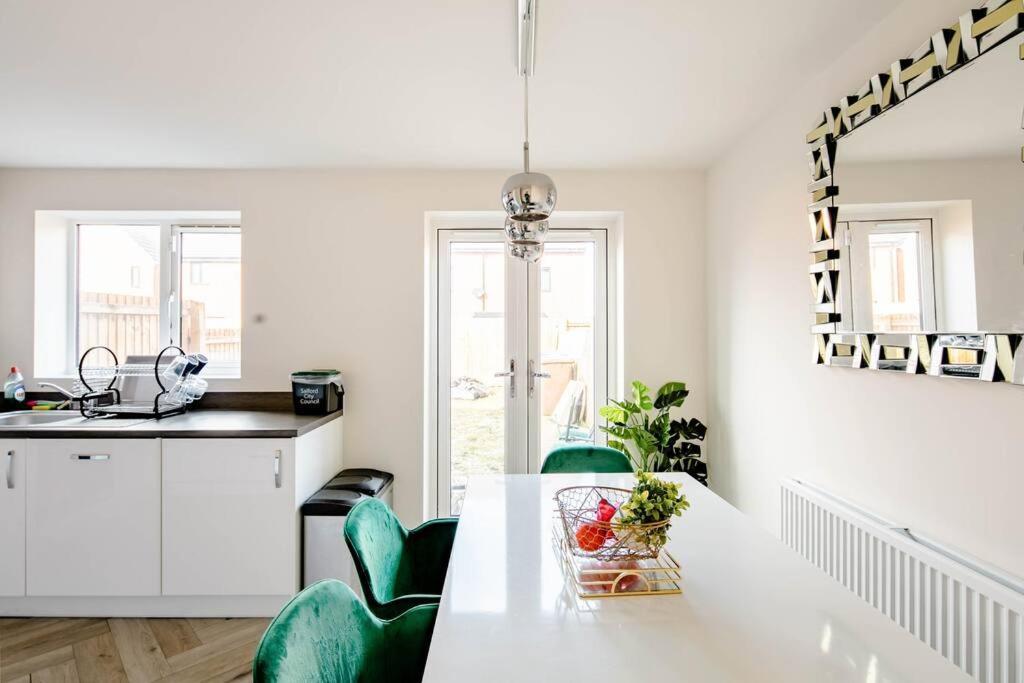 Stunning Private Room In A Home - Bathroom & Parking! Salford  Bagian luar foto