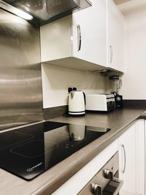 Stunning Private Room In A Home - Bathroom & Parking! Salford  Bagian luar foto