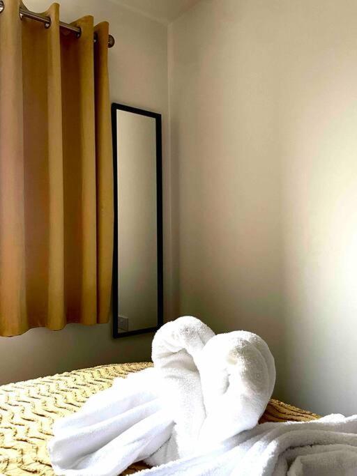 Stunning Private Room In A Home - Bathroom & Parking! Salford  Bagian luar foto