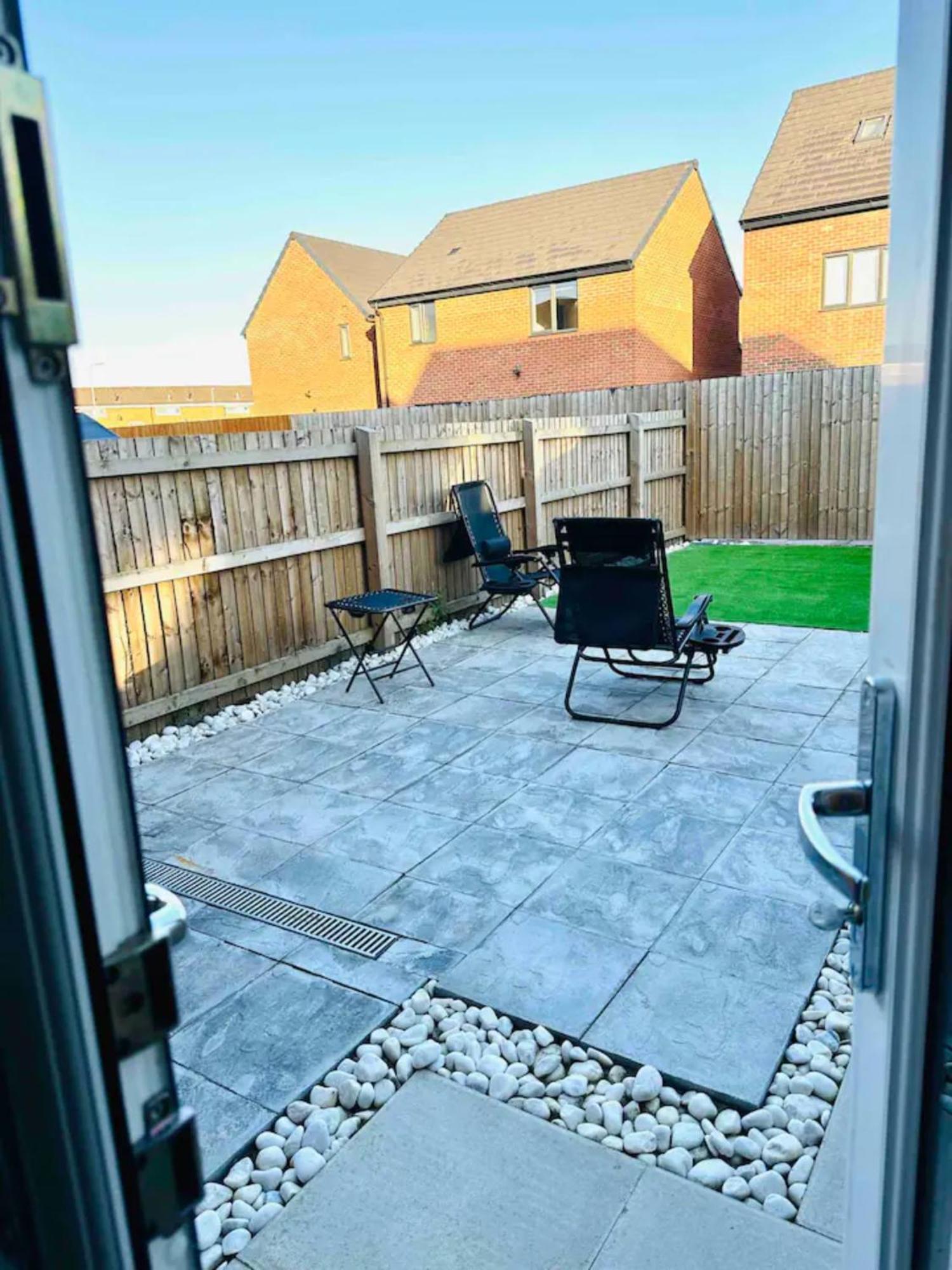 Stunning Private Room In A Home - Bathroom & Parking! Salford  Bagian luar foto