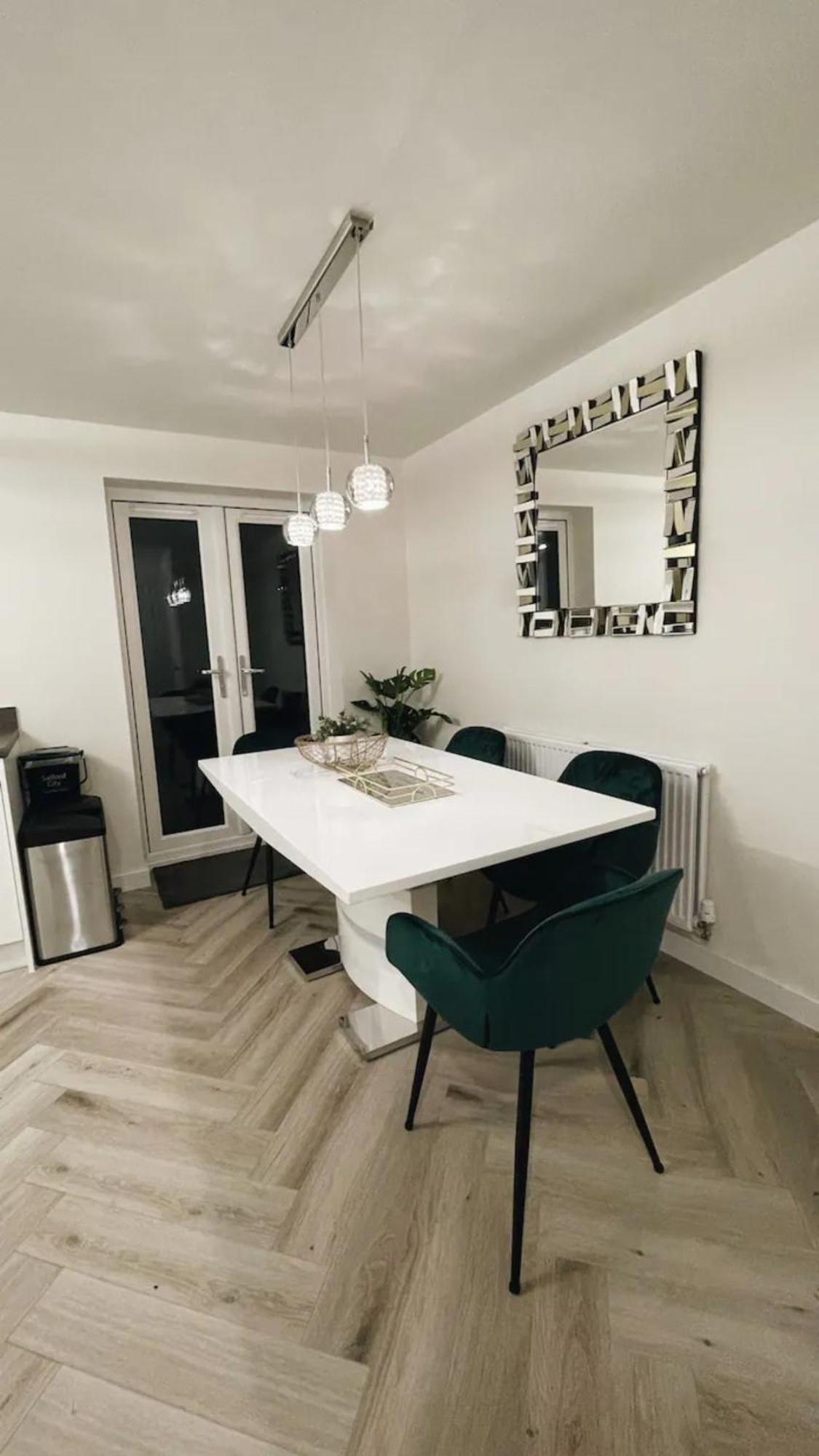 Stunning Private Room In A Home - Bathroom & Parking! Salford  Bagian luar foto