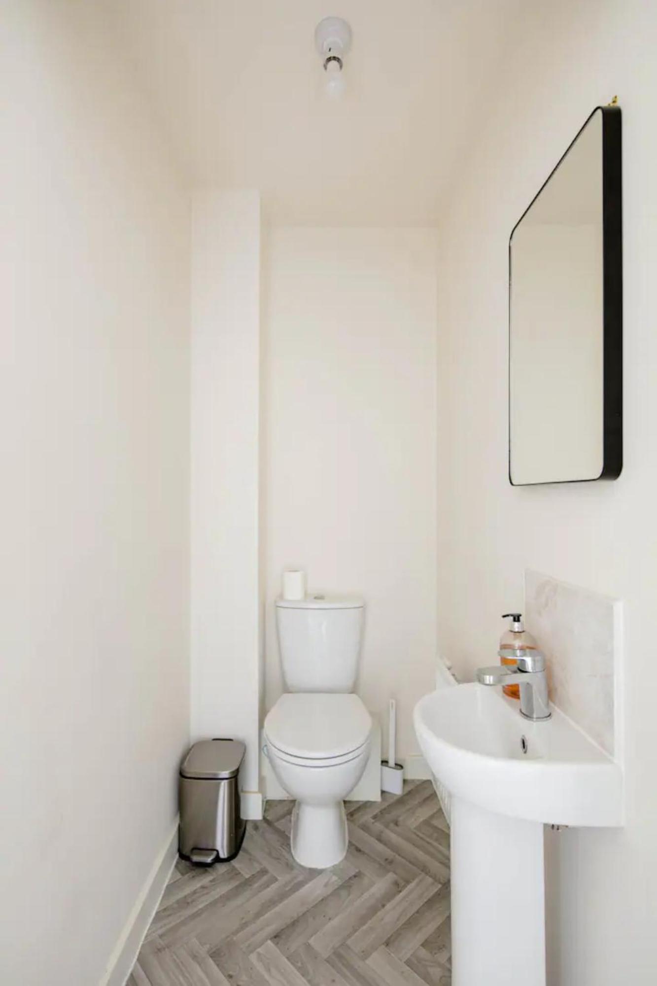 Stunning Private Room In A Home - Bathroom & Parking! Salford  Bagian luar foto