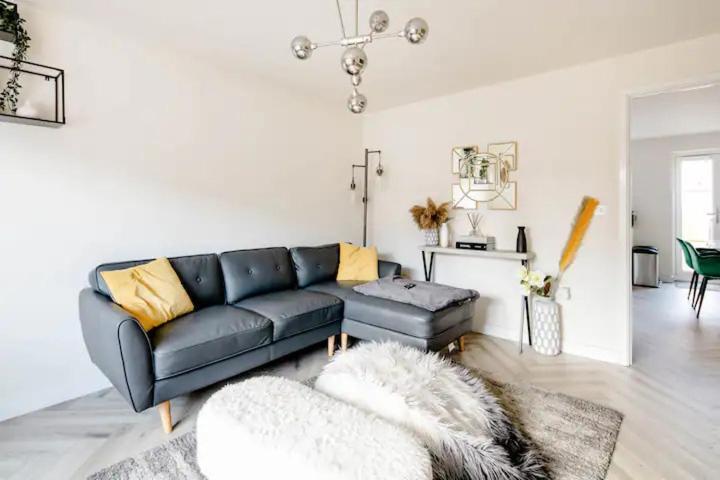 Stunning Private Room In A Home - Bathroom & Parking! Salford  Bagian luar foto