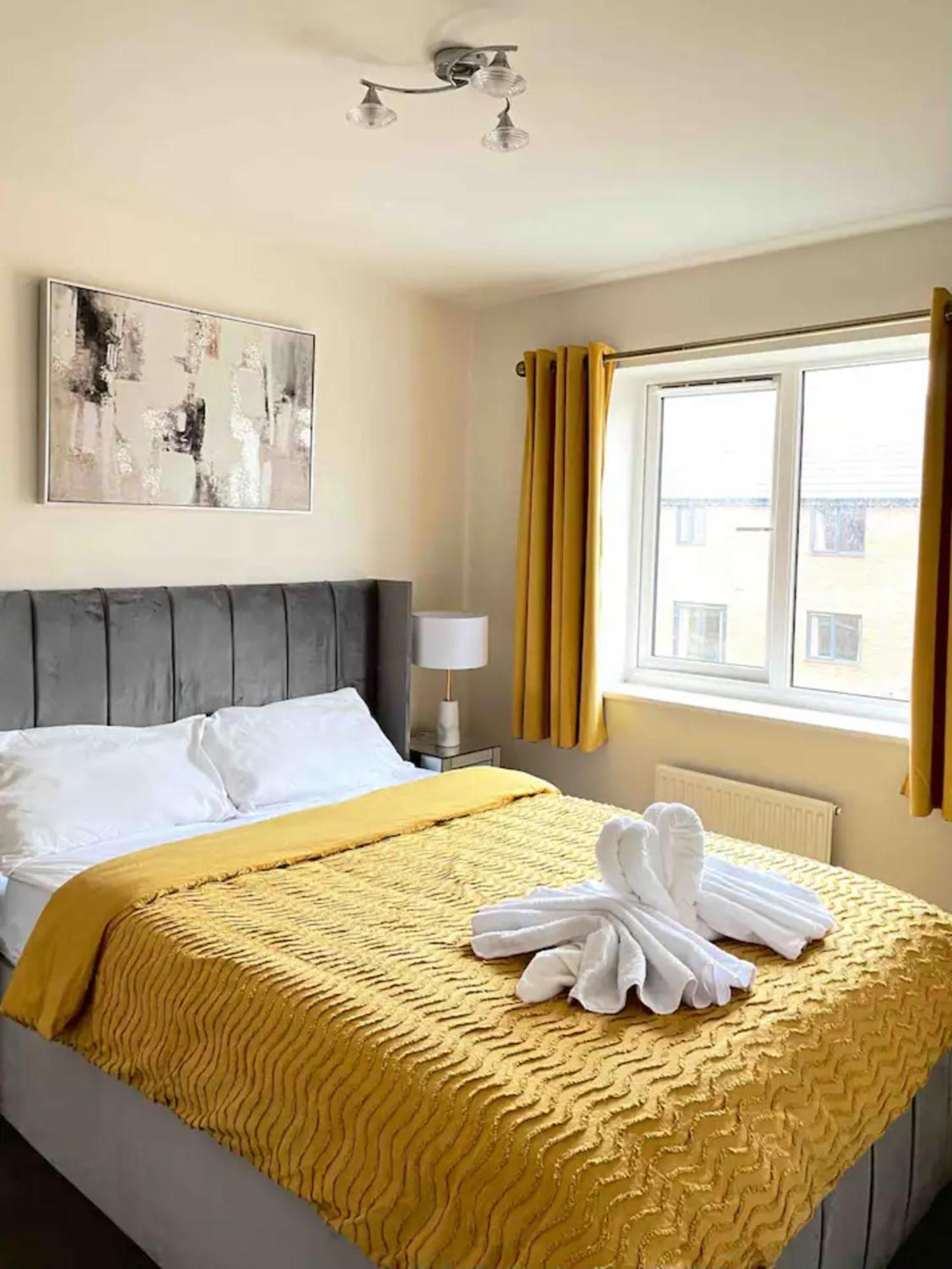 Stunning Private Room In A Home - Bathroom & Parking! Salford  Bagian luar foto