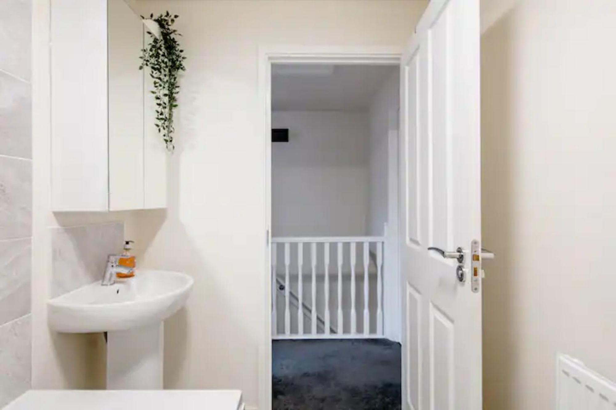 Stunning Private Room In A Home - Bathroom & Parking! Salford  Bagian luar foto