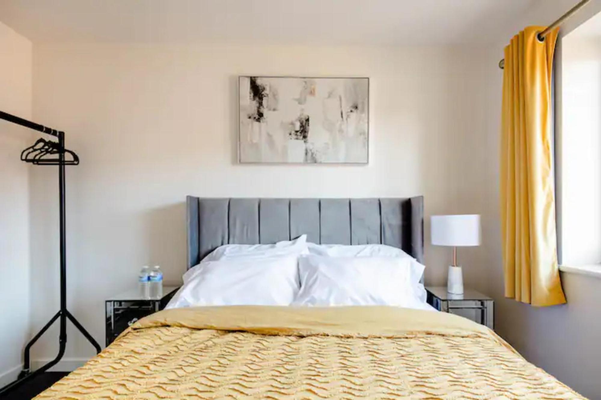 Stunning Private Room In A Home - Bathroom & Parking! Salford  Bagian luar foto
