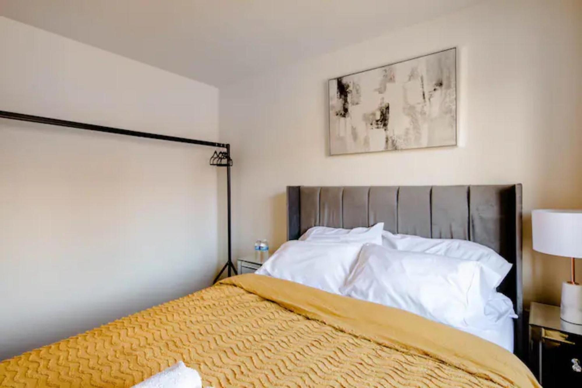 Stunning Private Room In A Home - Bathroom & Parking! Salford  Bagian luar foto