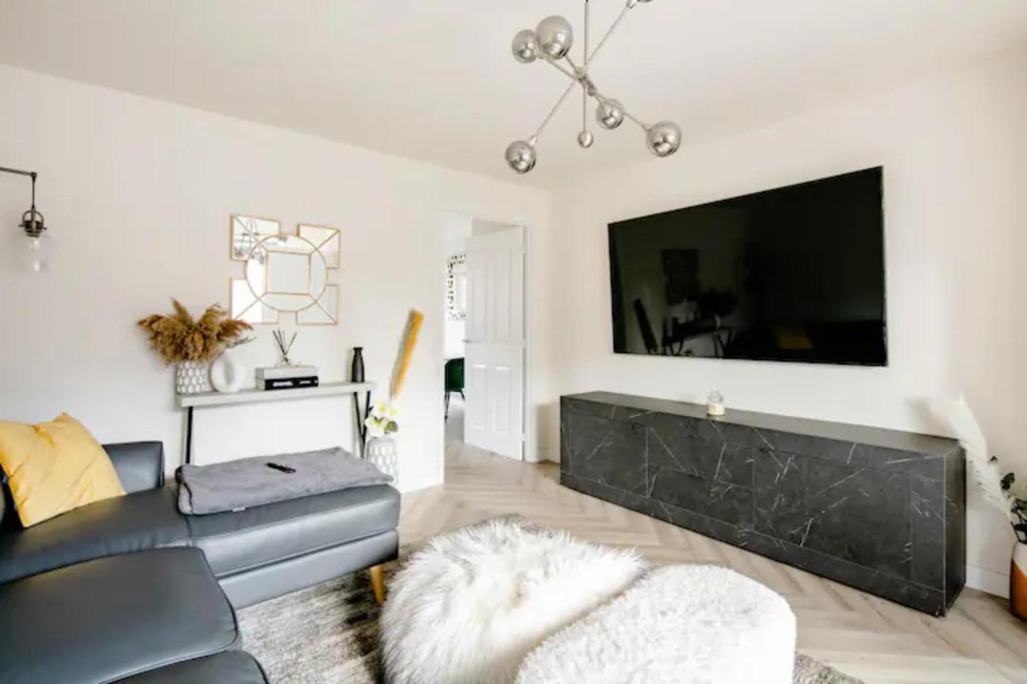 Stunning Private Room In A Home - Bathroom & Parking! Salford  Bagian luar foto